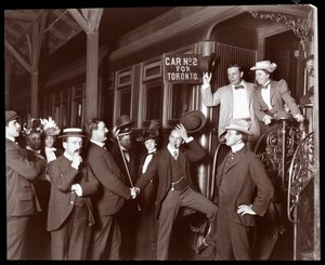 カナダのトロント行きの特別列車に乗ったアリスニールセン、1898年（銀ゼラチンプリント）